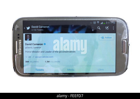 David Cameron-Twitter-Account auf einem Smartphonebildschirm vor weißem Hintergrund fotografiert. Stockfoto