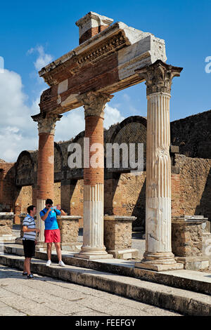 Pompeji. Reste des Portikus vor dem Macellum an einer Ecke des Forums Stockfoto