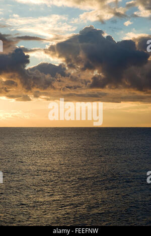 Dunkle Cumulus-Wolken schweben über dem Meer Stockfoto