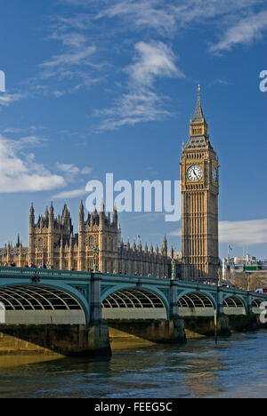 Die ikonischen Wahrzeichen von London, Big Ben, Teil des Palace of Westminster an den Häusern des Parlaments, steht am Ende der Westminster Bridge, London Stockfoto