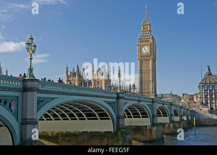 Die ikonischen Wahrzeichen von London, Big Ben, Teil des Palace of Westminster an den Häusern des Parlaments, steht am Ende der Westminster Bridge, London Stockfoto