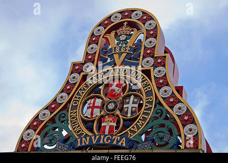 Historischen verzierten Wappen London, Chatham and Dover Railway Company auf Blackfriars Bridge im Zentrum von London Stockfoto