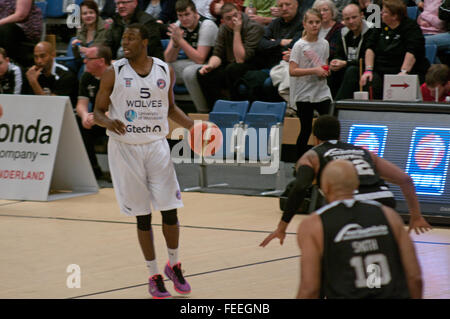 Newcastle Upon Tyne, UK, 5. Februar 2016, Jeremy Couisnard Worcester Wölfe suchen, um einen Pass gegen Newcastle Eagles in der BBL Pokal Halbfinale Hinspiel match bei zentralen Sport. Bildnachweis: Colin Edwards / Alamy Live News Stockfoto