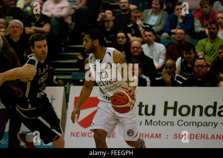 Newcastle Upon Tyne, UK, 5. Februar 2016, Ashton Khan of Worcester Wolves Prellen des Balls, wie er aussieht, um Scott Martin von Newcastle Eagles übergeben während ihrer BBL Pokal Halbfinale-Hinspiel überein, im Central Sport. Bildnachweis: Colin Edwards / Alamy Live News Stockfoto