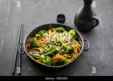 Zoodles, Gemüse und Erdnuss heißen Salat gesund Butternut-Kürbis Stockfoto