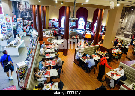 Madrid Spanien, Europa europäisch, Spanisch, Centro, Retiro, Paseo del Prado, VIPS Mart, Restaurant Restaurants Essen Essen Essen Café Cafés, Souvenirladen, Blick von oben, din Stockfoto