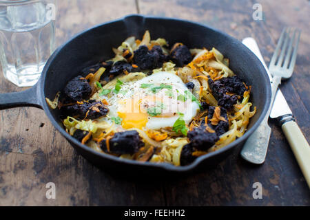 Eine Pfanne voll von hausgemachte Blutwurst Hash. Stockfoto