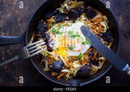 Eine Pfanne voll von hausgemachte Blutwurst Hash. Stockfoto