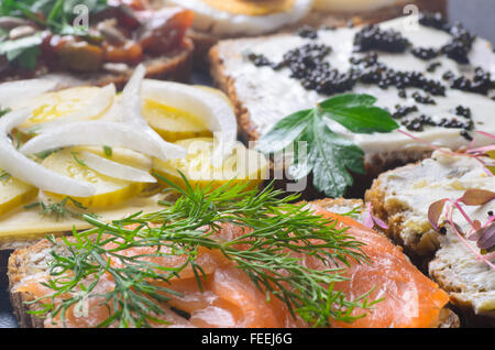 Gruppe belegte Brötchen auf Tisch Stockfoto