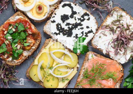 Gruppe belegte Brötchen auf Tisch Stockfoto