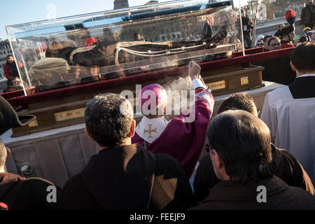 Rom, Italien. 5. Februar 2016. Italienischer Erzbischof Rino Fisichella Weihrauch während erstreckt sich über die Kristall-Sarg mit dem exhumierten Leichnam des mystischen Heiligen Padre Pio. Der Körper eines der populärsten katholischen Heiligen Padre Pio begann eine Überlandfahrt in einem Kristall Sarg zu Anzeige in den Petersdom im Vatikan Credit: Christian Minelli/Pacific Press/Alamy Live News Stockfoto