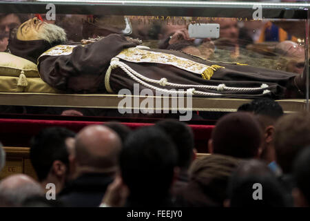 Vatikanstadt, Vatikan. 5. Februar 2016. Die Reliquien des heiligen Pio von Pietrelcina, kommen besser bekannt als Pater Pio und Saint Leopold Mandic in St. Peter Basilica im Vatikan. Pater Pio wurde berühmt mit den "Stigmata", die den Spuren Christi, die meiste Zeit seines Lebens dadurch erzeugt viel Interesse und Kontroverse sind. Er war selig gesprochenen (1999) und kanonisierten (2002) von Papst Johannes Paul II. Bildnachweis: Giuseppe Ciccia/Pacific Press/Alamy Live-Nachrichten Stockfoto