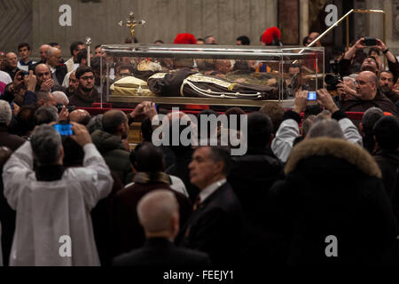 Vatikanstadt, Vatikan. 5. Februar 2016. Die Reliquien des heiligen Pio von Pietrelcina, kommen besser bekannt als Pater Pio und Saint Leopold Mandic in St. Peter Basilica im Vatikan. Pater Pio wurde berühmt mit den "Stigmata", die den Spuren Christi, die meiste Zeit seines Lebens dadurch erzeugt viel Interesse und Kontroverse sind. Er war selig gesprochenen (1999) und kanonisierten (2002) von Papst Johannes Paul II. Bildnachweis: Giuseppe Ciccia/Pacific Press/Alamy Live-Nachrichten Stockfoto