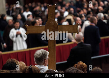 Vatikanstadt, Vatikan. 5. Februar 2016. Ein treuer hält ein Kreuz als die Reliquien des heiligen Pio von Pietrelcina, besser bekannt als Pater Pio und Saint Leopold Mandic kommen in St. Peter Basilica im Vatikan. Pater Pio wurde berühmt mit den "Stigmata", die den Spuren Christi, die meiste Zeit seines Lebens dadurch erzeugt viel Interesse und Kontroverse sind. Er war selig gesprochenen (1999) und kanonisierten (2002) von Papst Johannes Paul II. Bildnachweis: Giuseppe Ciccia/Pacific Press/Alamy Live-Nachrichten Stockfoto