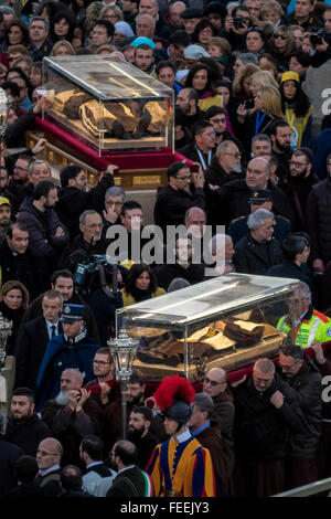 Vatikanstadt, Vatikan. 5. Februar 2016. Die Reliquien des heiligen Pio von Pietrelcina (siehe oben), kommen besser bekannt als Pater Pio und Saint Leopold Mandic (siehe unten) in dem Petersplatz im Vatikan. Pater Pio wurde berühmt mit den "Stigmata", die den Spuren Christi, die meiste Zeit seines Lebens dadurch erzeugt viel Interesse und Kontroverse sind. Er war selig gesprochenen (1999) und kanonisierten (2002) durch Papst John Paul II.work. Bildnachweis: Giuseppe Ciccia/Pacific Press/Alamy Live-Nachrichten Stockfoto