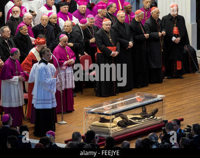 Vatikanstadt, Vatikan. 5. Februar 2016. Die Reliquien des heiligen Pio von Pietrelcina, kommen besser bekannt als Pater Pio und Saint Leopold Mandic in dem Petersplatz im Vatikan. Pater Pio wurde berühmt mit den "Stigmata", die den Spuren Christi, die meiste Zeit seines Lebens dadurch erzeugt viel Interesse und Kontroverse sind. Er war selig gesprochenen (1999) und kanonisierten (2002) von Papst Johannes Paul II. Bildnachweis: Giuseppe Ciccia/Pacific Press/Alamy Live-Nachrichten Stockfoto