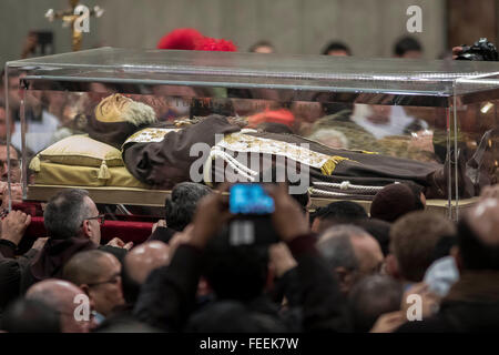 Vatikanstadt, Vatikan. 5. Februar 2016. Die Reliquien des heiligen Pio von Pietrelcina, kommen besser bekannt als Pater Pio und Saint Leopold Mandic in St. Peter Basilica im Vatikan. Pater Pio wurde berühmt mit den "Stigmata", die den Spuren Christi, die meiste Zeit seines Lebens dadurch erzeugt viel Interesse und Kontroverse sind. Er war selig gesprochenen (1999) und kanonisierten (2002) von Papst Johannes Paul II. Bildnachweis: Giuseppe Ciccia/Pacific Press/Alamy Live-Nachrichten Stockfoto