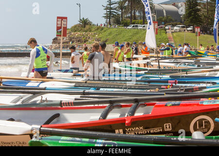 Sydney, Australien. 6. Februar 2016. Ocean Thunder Surfboat Racing Carnival eine im Fernsehen ausgestrahlte professionelle Surfboat Racing-Veranstaltung am Collaroy Beach, Sydney, mit einer Reihe von Surfbooten für Elite-Männer und -Frauen. Kredit: model10/Alamy Live News Stockfoto