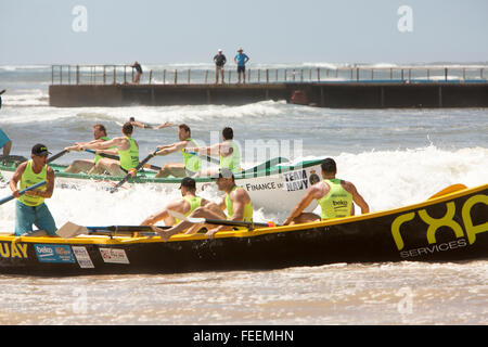 Sydney, Australien. 6. Februar 2016. Ocean Thunder Surfboat Carnival eine im Fernsehen ausgestrahlte professionelle Surfbootrennen in Collaroy Beach, Sydney, New South Wales mit erstklassigen Surfbootserien für Männer und Frauen. Kredit: model10/Alamy Live News Stockfoto