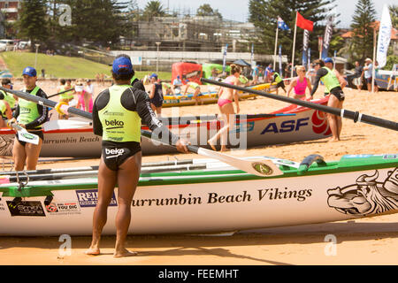 Sydney, Australien. 6. Februar 2016. Ocean Thunder Surfboat Racing Carnival eine im Fernsehen ausgestrahlte professionelle Surfbootrennen in Collaroy Beach, Sydney, mit einer Reihe von Surfbooten für Elite-Männer und -Frauen. Kredit: model10/Alamy Live News Stockfoto