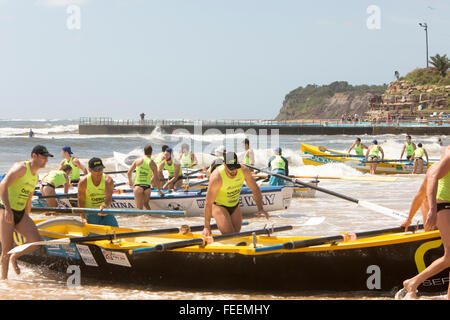 Sydney, Australien. 6. Februar 2016. Ocean Thunder Surfboat Racing Carnival eine im Fernsehen ausgestrahlte professionelle Surfbootrennen am Collaroy Beach, Sydney in New South Wales mit erstklassigen Surfbootserien für Männer und Frauen. Kredit: model10/Alamy Live News Stockfoto