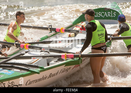 Sydney, Australien. 6. Februar 2016. Ozean Thunder statt eine im Fernsehen übertragenen Professional Surfen Boot Rennveranstaltung auf Collaroy Beach, Sydney, mit Elite Herren und Damen Surf Boots-Serie. Bildnachweis: model10/Alamy Live-Nachrichten Stockfoto