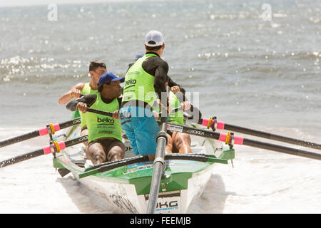 Sydney, Australien. 6. Februar 2016. Ozean Thunder statt eine im Fernsehen übertragenen Professional Surfen Boot Rennveranstaltung auf Collaroy Beach, Sydney, mit Elite Herren und Damen Surf Boots-Serie. Bildnachweis: model10/Alamy Live-Nachrichten Stockfoto