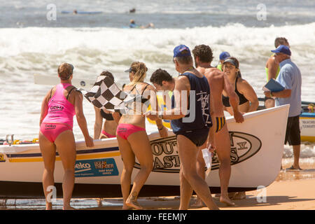 Sydney, Australien. 6. Februar 2016. Ocean Thunder eine im Fernsehen ausgestrahlte professionelle Surfbootrennen in Collaroy Beach, Sydney, mit einer Reihe von Surfbooten für Männer und Frauen. Die Damen-Crew-Mannschaft bereitet sich auf den Start ihres Surfboots vor Stockfoto