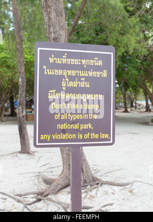 Amüsante englische Fehler auf einem Schild Strand in Thailand Stockfoto