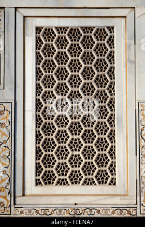 Agra, Indien.   Geometrische Fensterdesign, Itimad-Ud-Dawlah, Mausoleum von Mirza Ghiyas Beg. Stockfoto