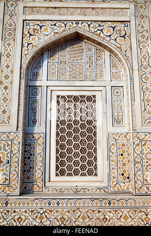 Agra, Indien.   Geometrische Fenster-Design mit Stein Pietra-Dura-arbeiten.  Itimad-Ud-Dawlah, Mausoleum von Mirza Ghiyas Beg. Stockfoto