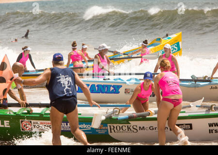 Sydney, Australien. 6. Februar 2016. Ocean Thunder Surfboat Racing Carnival eine im Fernsehen ausgestrahlte professionelle Surfbootrennen in Collaroy Beach, Sydney, mit einer Reihe von Surfbooten für Elite-Männer und -Frauen. Kredit: model10/Alamy Live News Stockfoto