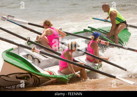Sydney, Australien. 6. Februar 2016. Ozean Thunder statt eine im Fernsehen übertragenen Professional Surfen Boot Rennveranstaltung auf Collaroy Beach, Sydney, mit Elite Herren und Damen Surf Boots-Serie. Bildnachweis: model10/Alamy Live-Nachrichten Stockfoto