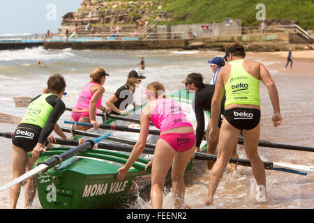 Sydney, Australien. 6. Februar 2016. Ozean Thunder statt eine im Fernsehen übertragenen Professional Surfen Boot Rennveranstaltung auf Collaroy Beach, Sydney, mit Elite Herren und Damen Surf Boots-Serie. Bildnachweis: model10/Alamy Live-Nachrichten Stockfoto