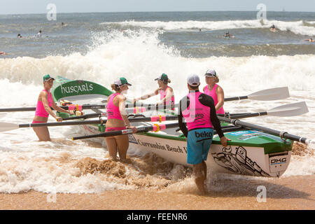 Sydney, Australien. 6. Februar 2016. Ozean Thunder statt eine im Fernsehen übertragenen Professional Surfen Boot Rennveranstaltung auf Collaroy Beach, Sydney, mit Elite Herren und Damen Surf Boots-Serie. Bildnachweis: model10/Alamy Live-Nachrichten Stockfoto