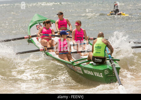 Sydney, Australien. 6. Februar 2016. Ozean Thunder statt eine im Fernsehen übertragenen Professional Surfen Boot Rennveranstaltung auf Collaroy Beach, Sydney, mit Elite Herren und Damen Surf Boots-Serie. Bildnachweis: model10/Alamy Live-Nachrichten Stockfoto