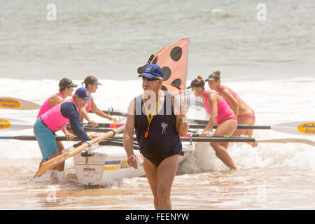 Sydney, Australien. 6. Februar 2016. Ozean Thunder statt eine im Fernsehen übertragenen Professional Surfen Boot Rennveranstaltung auf Collaroy Beach, Sydney, mit Elite Herren und Damen Surf Boots-Serie. Bildnachweis: model10/Alamy Live-Nachrichten Stockfoto