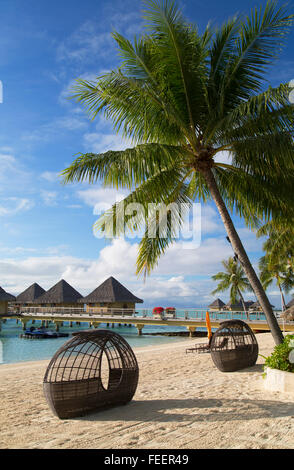 Wasserbungalows des Intercontinental Bora Bora Le Moana Resort Bora Bora, Gesellschaftsinseln, Französisch-Polynesien Stockfoto