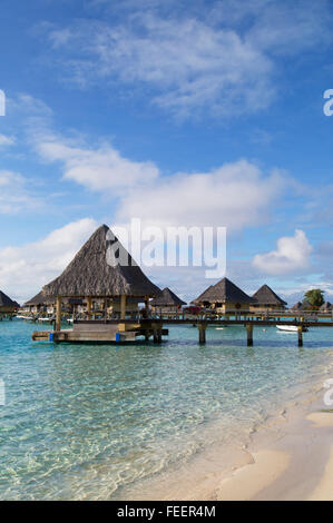 Wasserbungalows des Intercontinental Bora Bora Le Moana Resort Bora Bora, Gesellschaftsinseln, Französisch-Polynesien Stockfoto