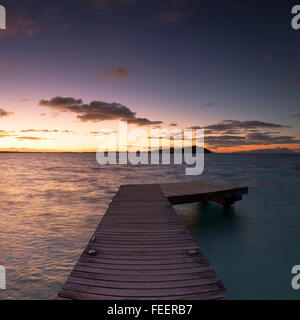 Steg und Sofitel privaten Insel in der Morgendämmerung, Bora Bora, Gesellschaftsinseln, Französisch-Polynesien Stockfoto