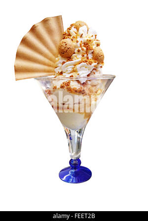 Leckeres italienisches Eis Eisbecher garniert mit Schlagsahne Sahne-Sauce und Amaretti, isoliert auf weiss Stockfotografie