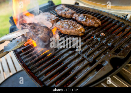 Köstliche Australia Day BBQ. Ohne Knochen Bein Stücke des australischen mariniertes Lamm gekocht auf grill Stockfoto