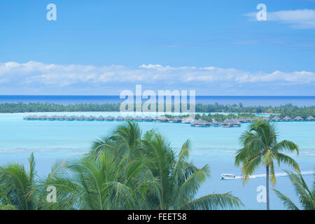 Blick auf Lagune und St. Regis Resort, Bora Bora, Gesellschaftsinseln, Französisch-Polynesien Stockfoto