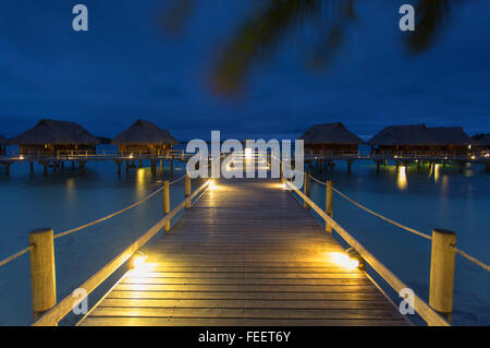 Overwater Bungalows Sofitel privaten Insel in der Abenddämmerung, Bora Bora, Gesellschaftsinseln, Französisch-Polynesien Stockfoto