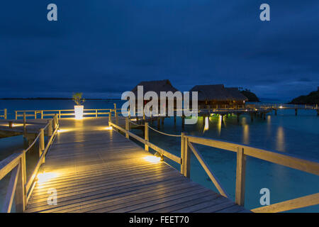 Overwater Bungalows Sofitel privaten Insel in der Abenddämmerung, Bora Bora, Gesellschaftsinseln, Französisch-Polynesien Stockfoto