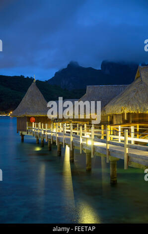 Overwater Bungalows Sofitel privaten Insel in der Abenddämmerung, Bora Bora, Gesellschaftsinseln, Französisch-Polynesien Stockfoto