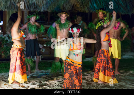 Tahitian Tänzerinnen im Intercontinental Bora Bora Le Moana Resort Bora Bora, Gesellschaftsinseln, Französisch-Polynesien Stockfoto