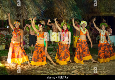 Tahitian Tänzerinnen im Intercontinental Bora Bora Le Moana Resort Bora Bora, Gesellschaftsinseln, Französisch-Polynesien Stockfoto