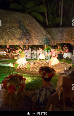 Tahitian Tänzerinnen im Intercontinental Bora Bora Le Moana Resort Bora Bora, Gesellschaftsinseln, Französisch-Polynesien Stockfoto