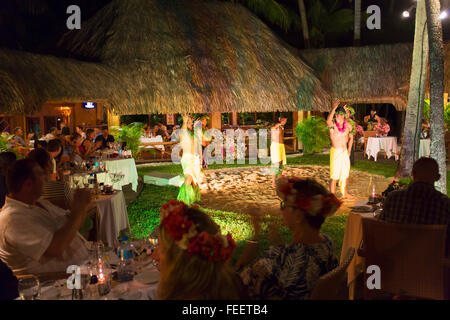 Tahitian Tänzerinnen im Intercontinental Bora Bora Le Moana Resort Bora Bora, Gesellschaftsinseln, Französisch-Polynesien Stockfoto